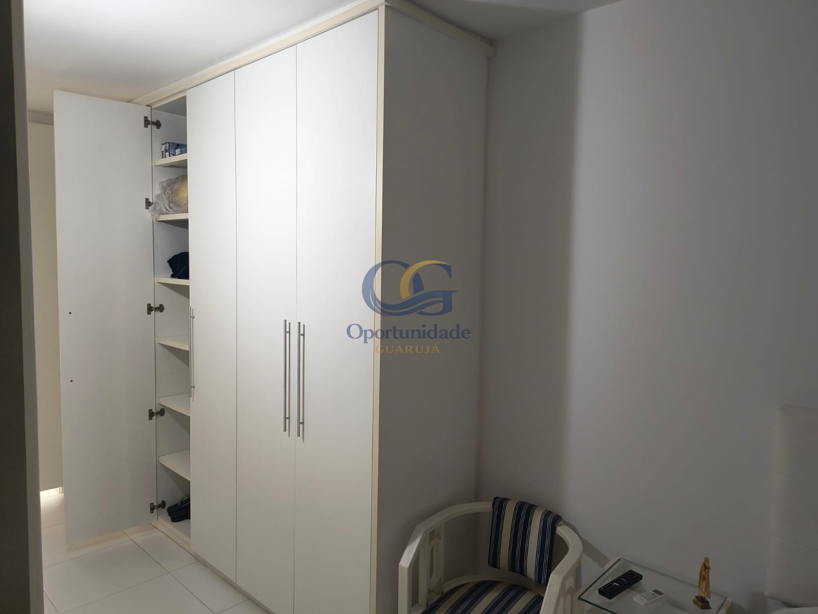 Apartamento na Praia das Pitangueiras, Guarujá - SP