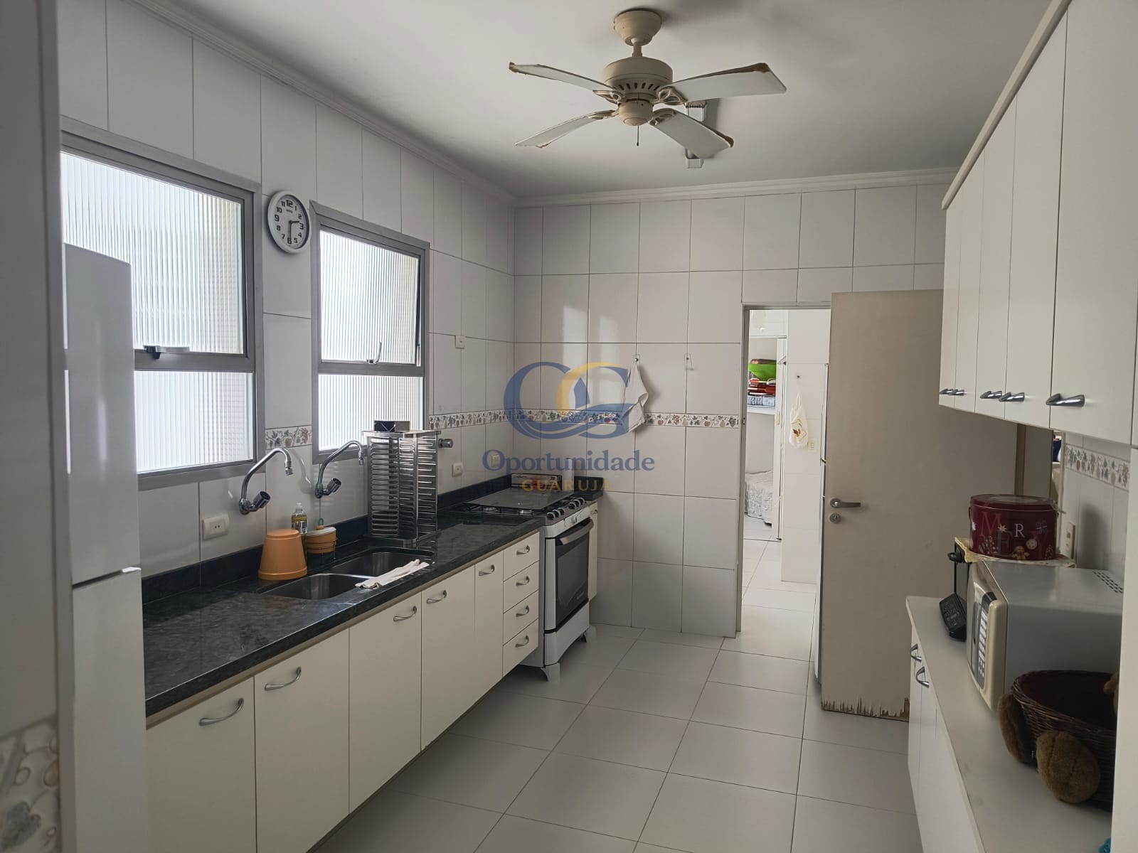 Apartamento na Praia das Pitangueiras, Guarujá - SP
