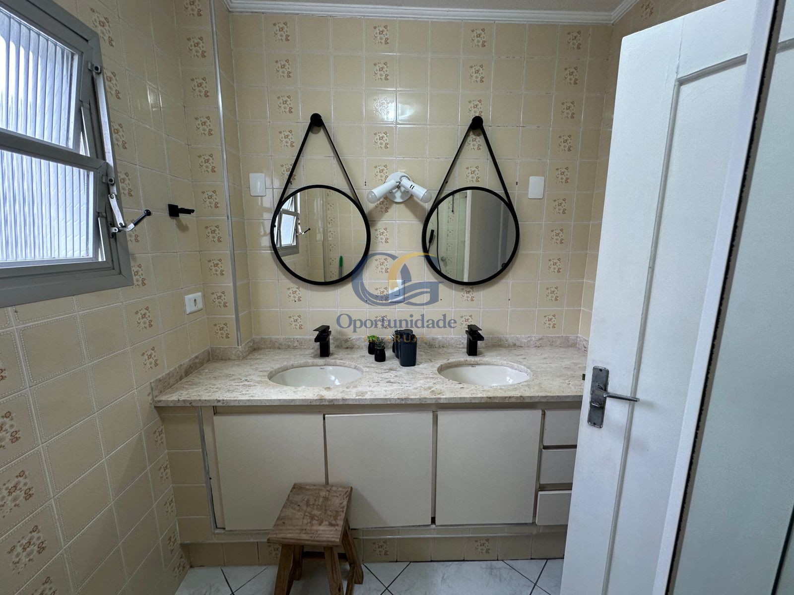 Apartamento na Praia das Pitangueiras, Guarujá - SP