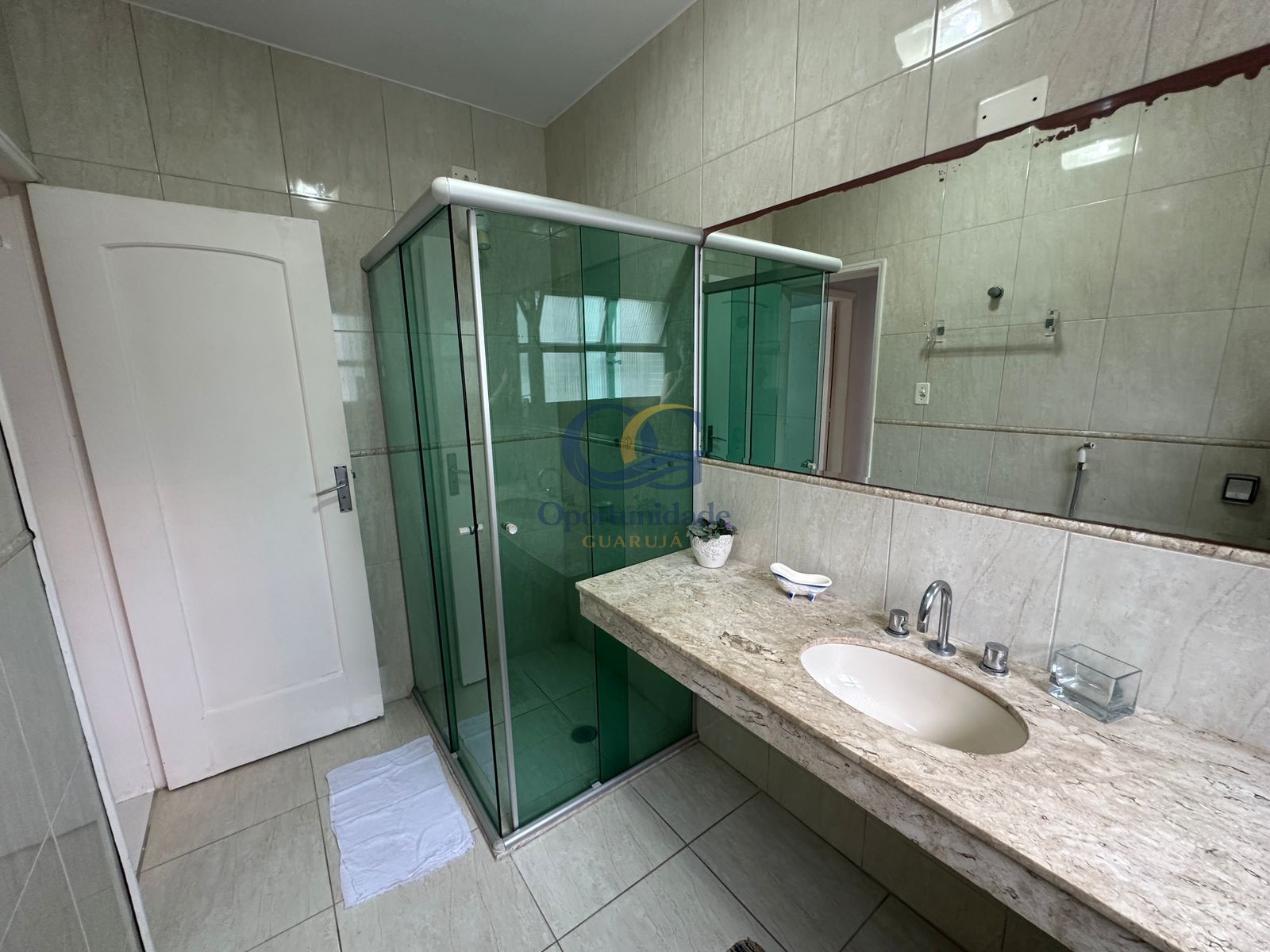 Apartamento na Praia das Pitangueiras, Guarujá - SP