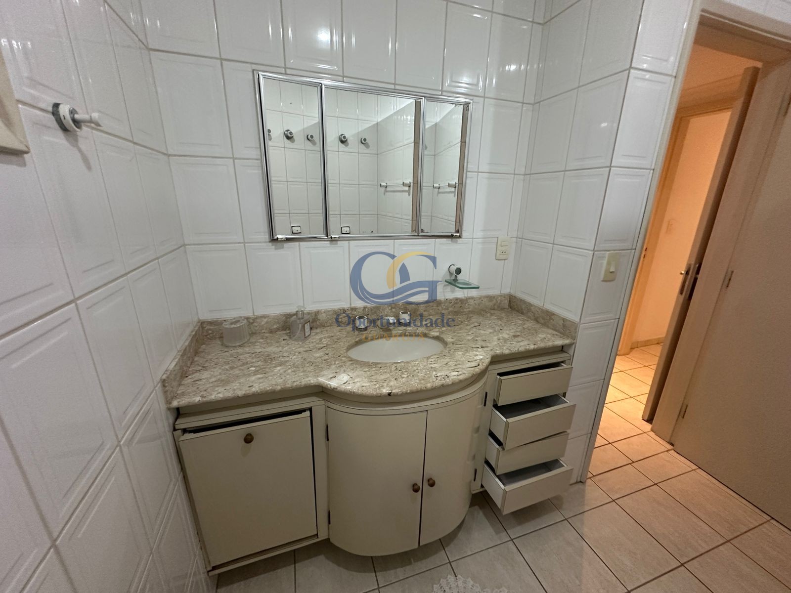 Apartamento na Praia das Pitangueiras, Guarujá - SP