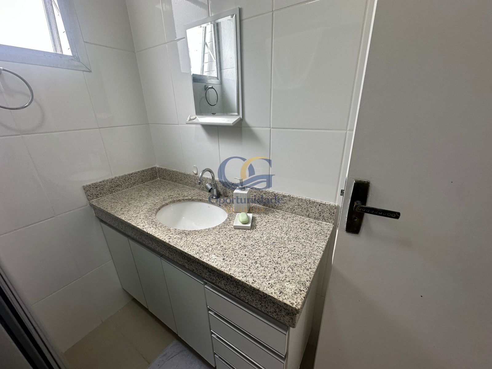 Apartamento na Praia das Pitangueiras, Guarujá - SP