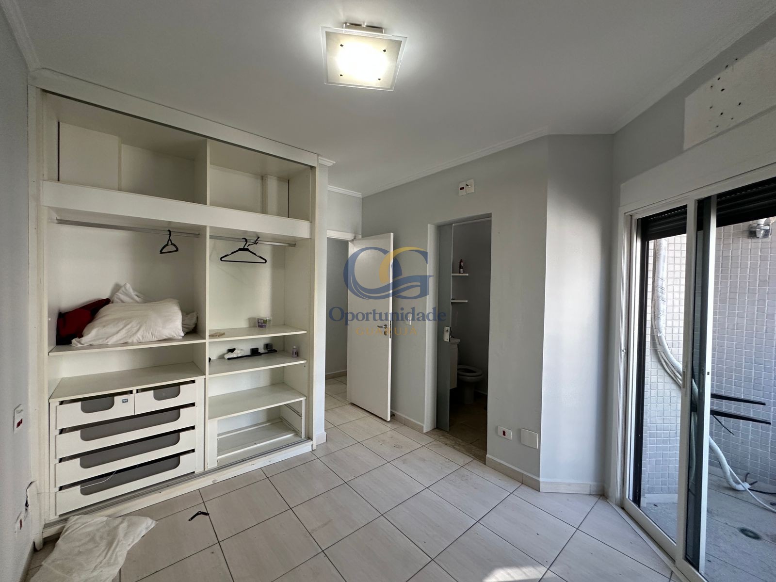 Apartamento na Praia das Pitangueiras, Guarujá - SP