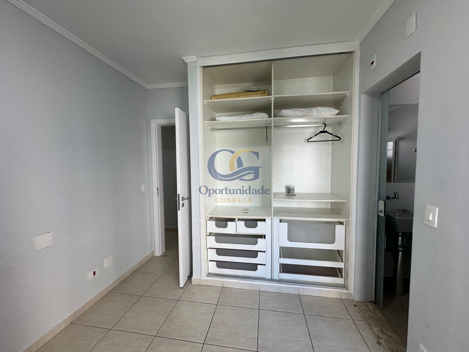Apartamento na Praia das Pitangueiras, Guarujá - SP