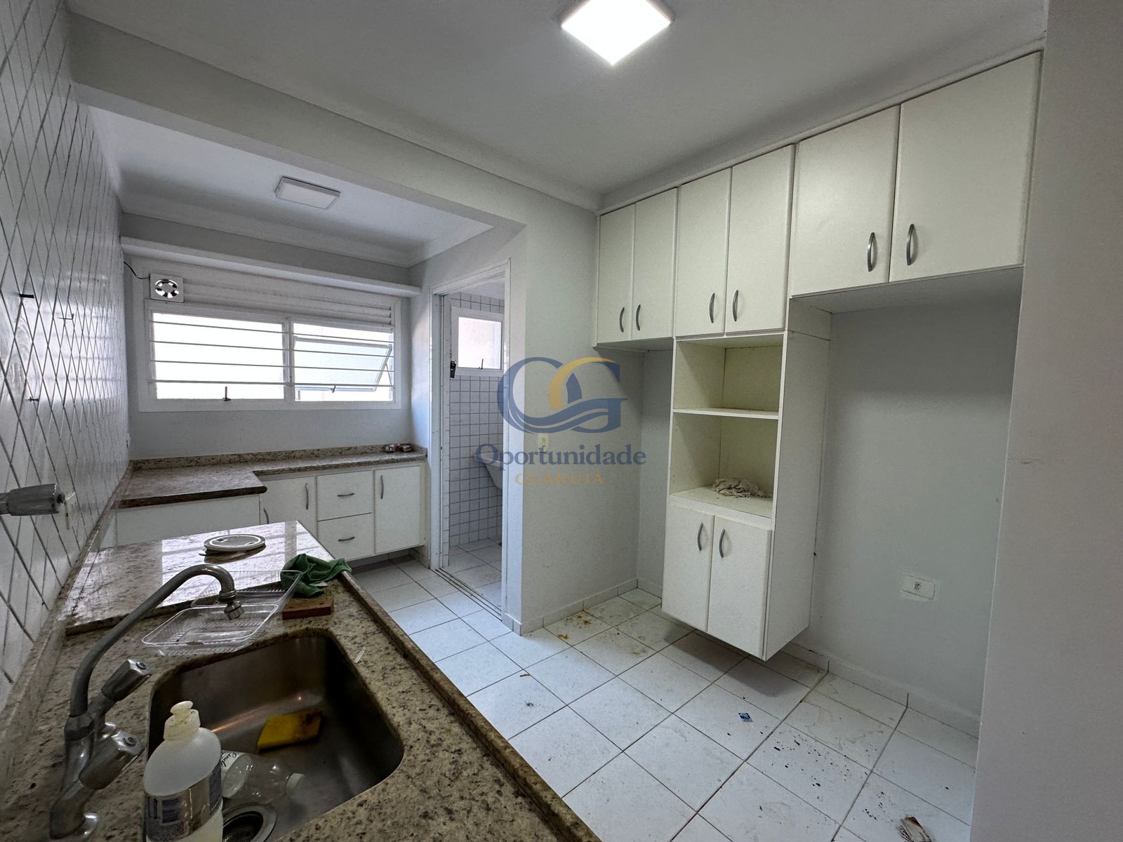 Apartamento na Praia das Pitangueiras, Guarujá - SP