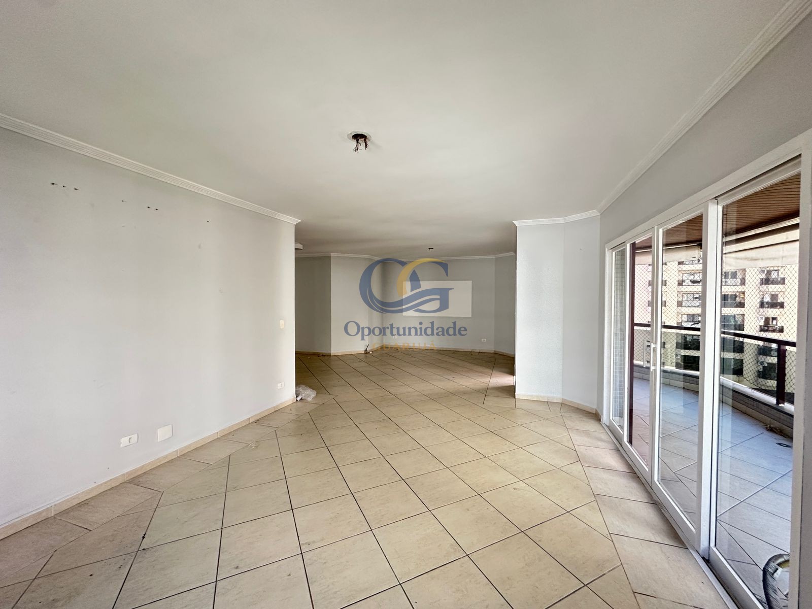 Apartamento na Praia das Pitangueiras, Guarujá - SP