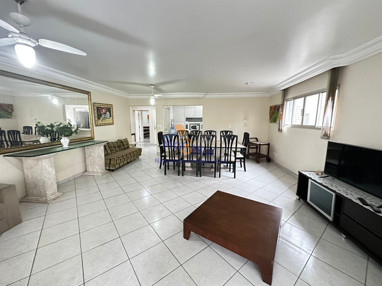 Apartamento na Praia das Pitangueiras, Guarujá - SP