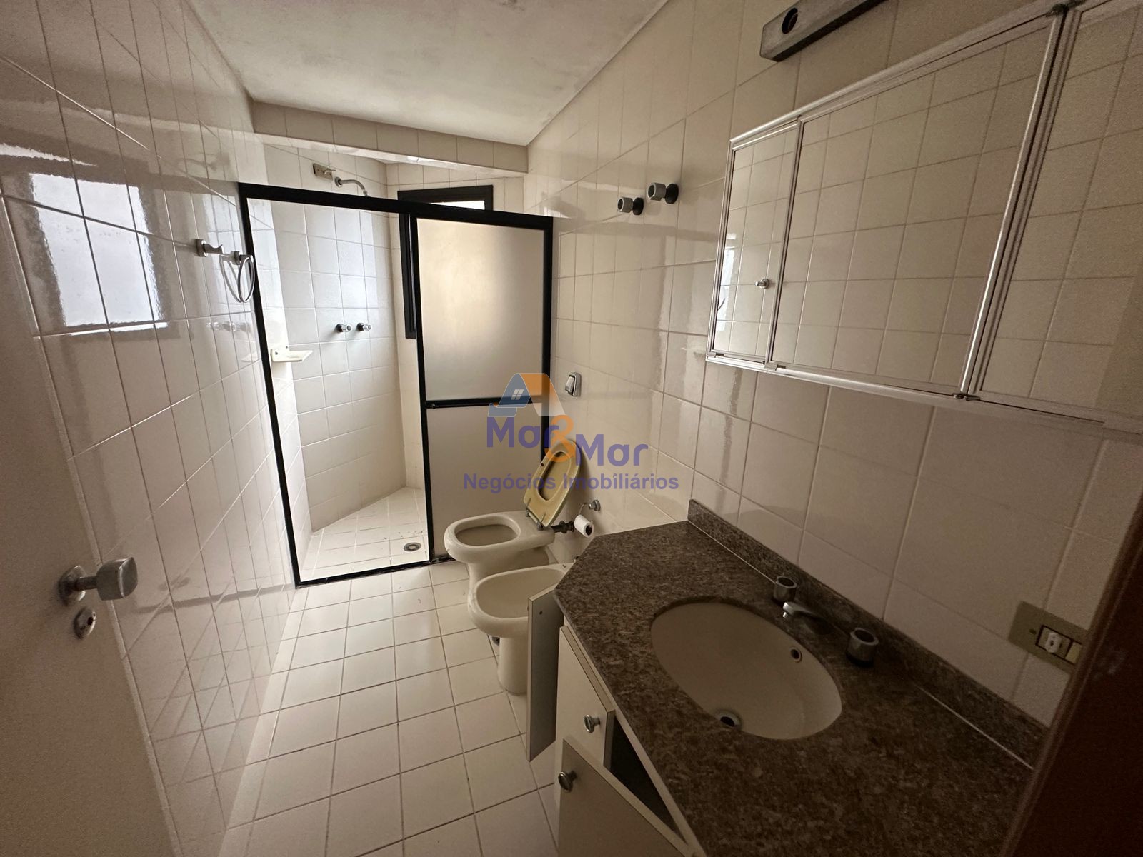 Apartamento na Praia das Pitangueiras, Guarujá - SP