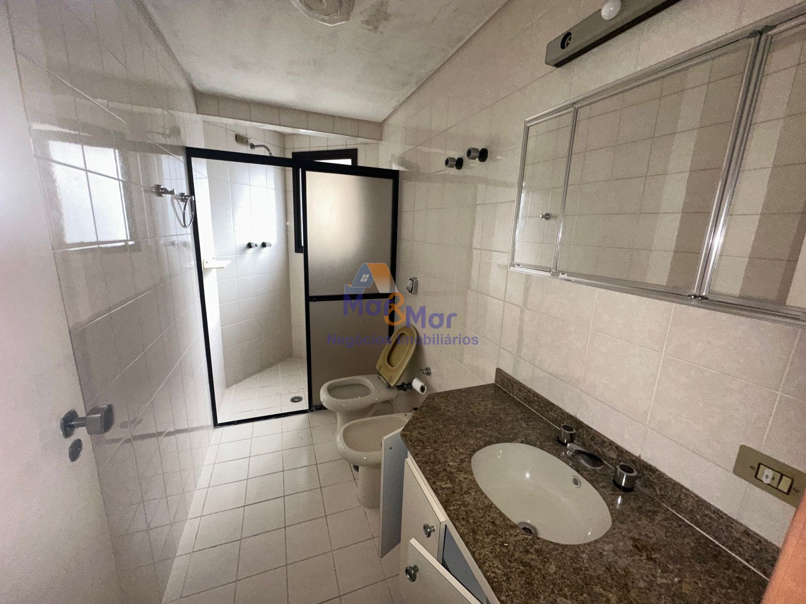Apartamento na Praia das Pitangueiras, Guarujá - SP