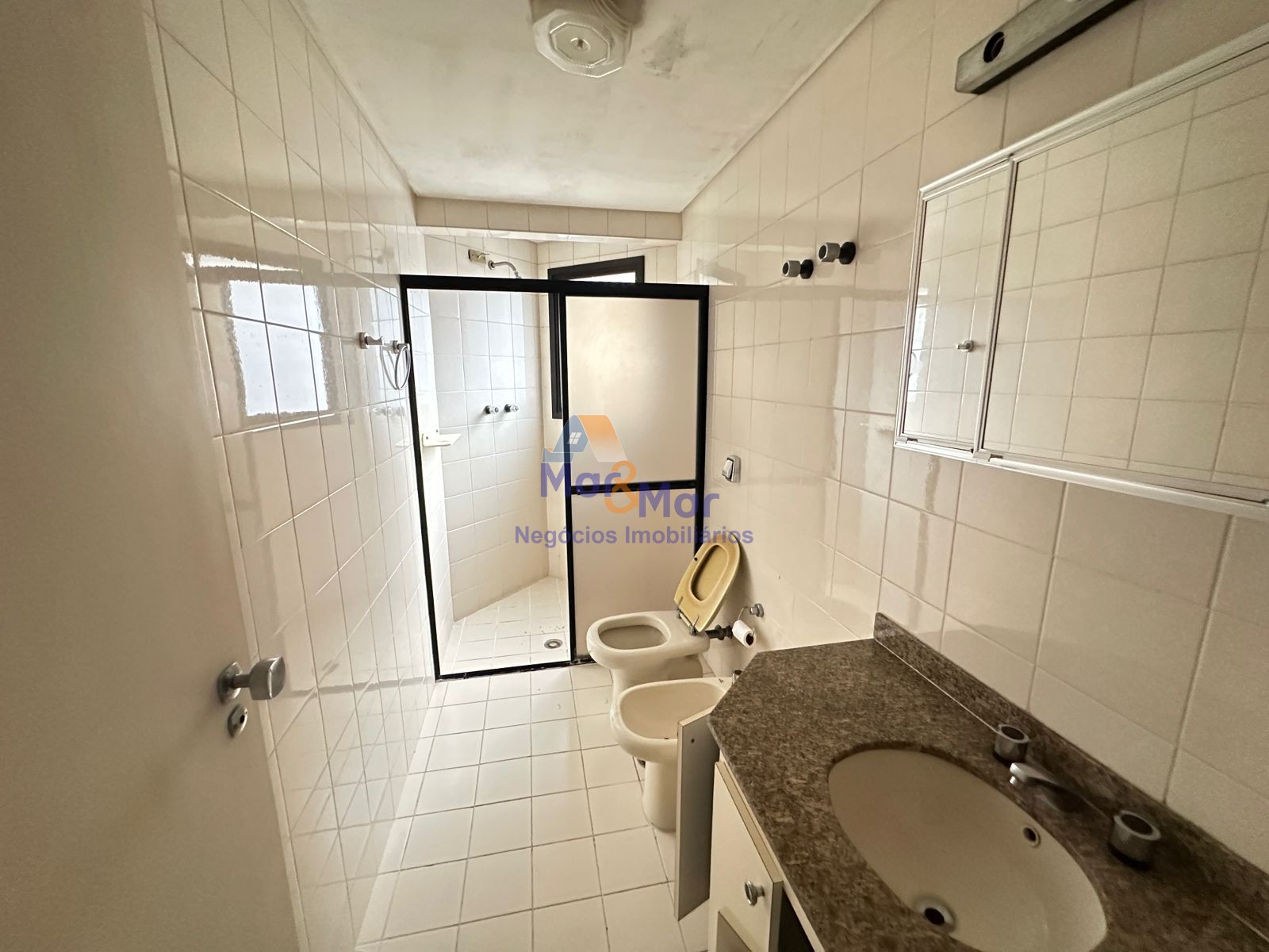 Apartamento na Praia das Pitangueiras, Guarujá - SP