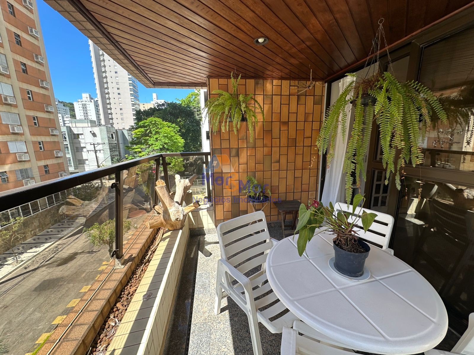 Apartamento na Praia das Pitangueiras, Guarujá - SP