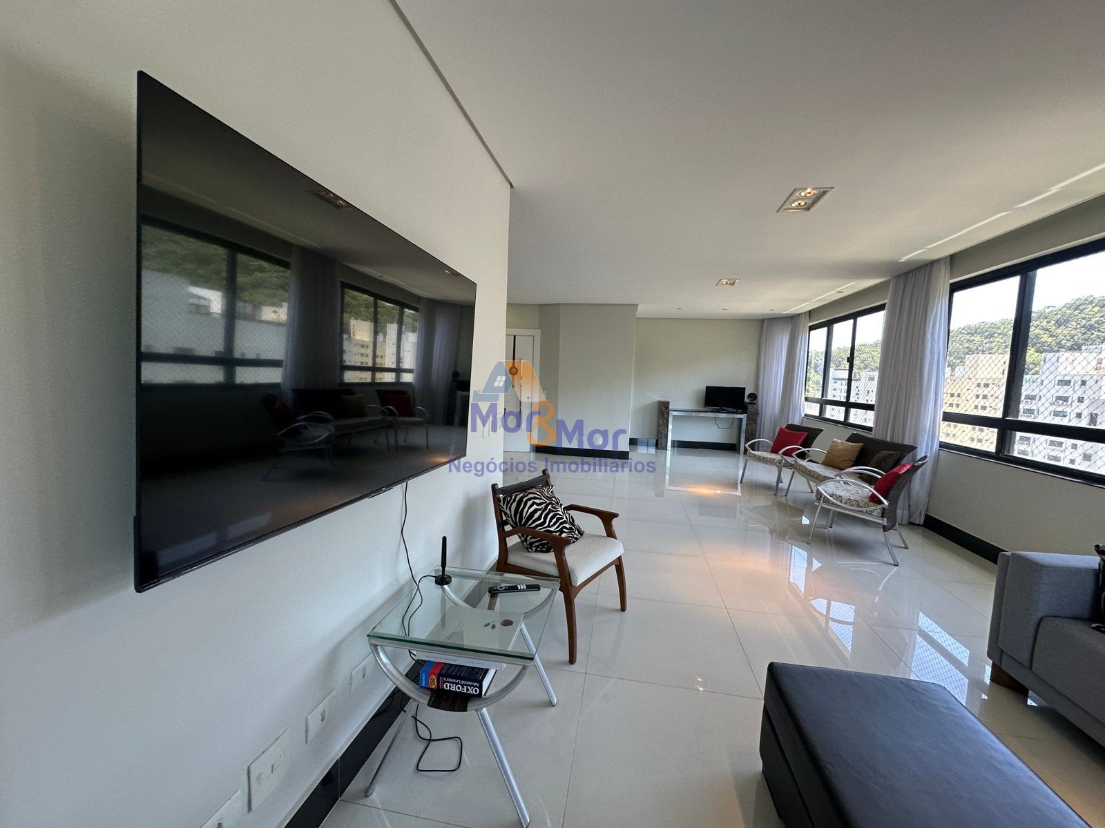 Apartamento na Praia das Pitangueiras, Guarujá - SP