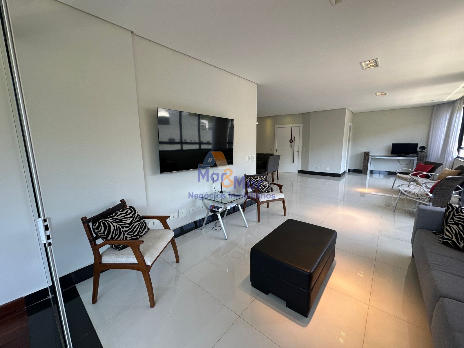 Apartamento na Praia das Pitangueiras, Guarujá - SP