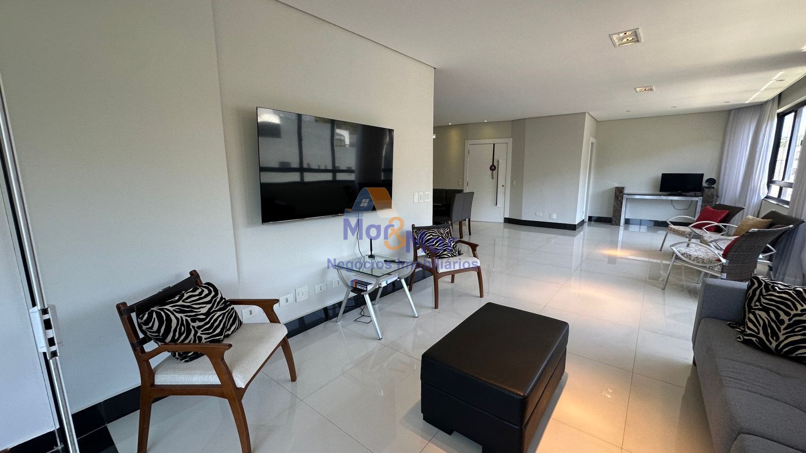 Apartamento na Praia das Pitangueiras, Guarujá - SP