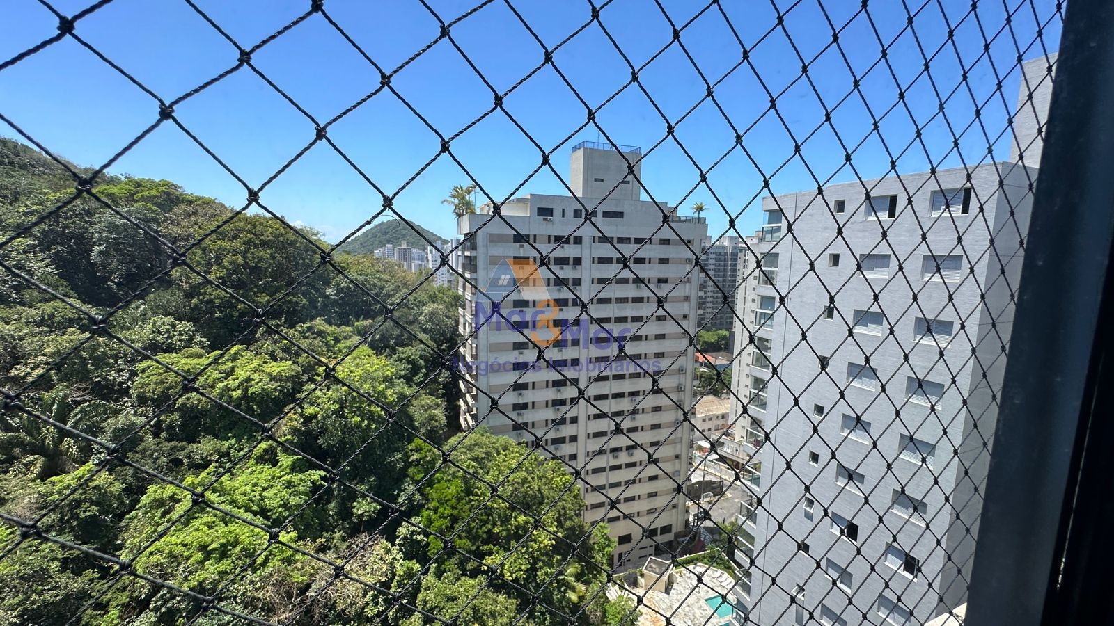 Apartamento na Praia das Pitangueiras, Guarujá - SP