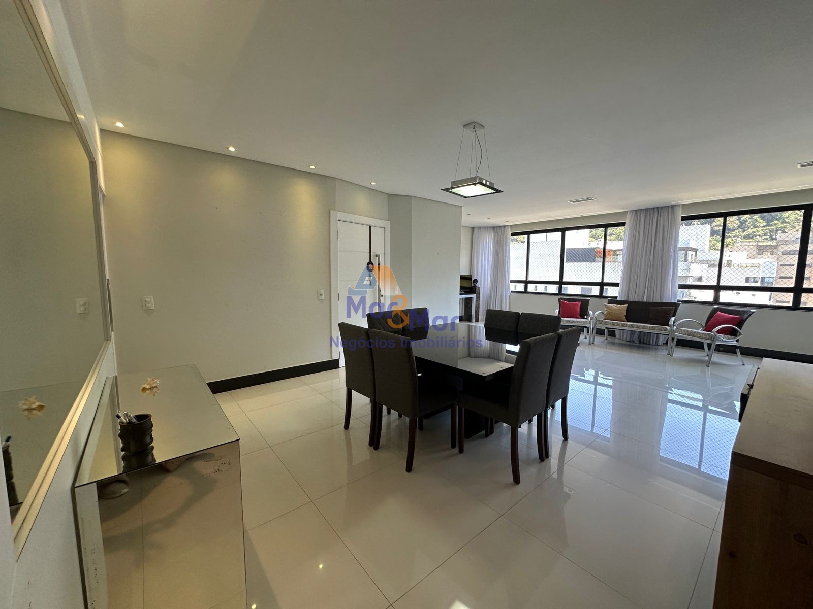 Apartamento na Praia das Pitangueiras, Guarujá - SP