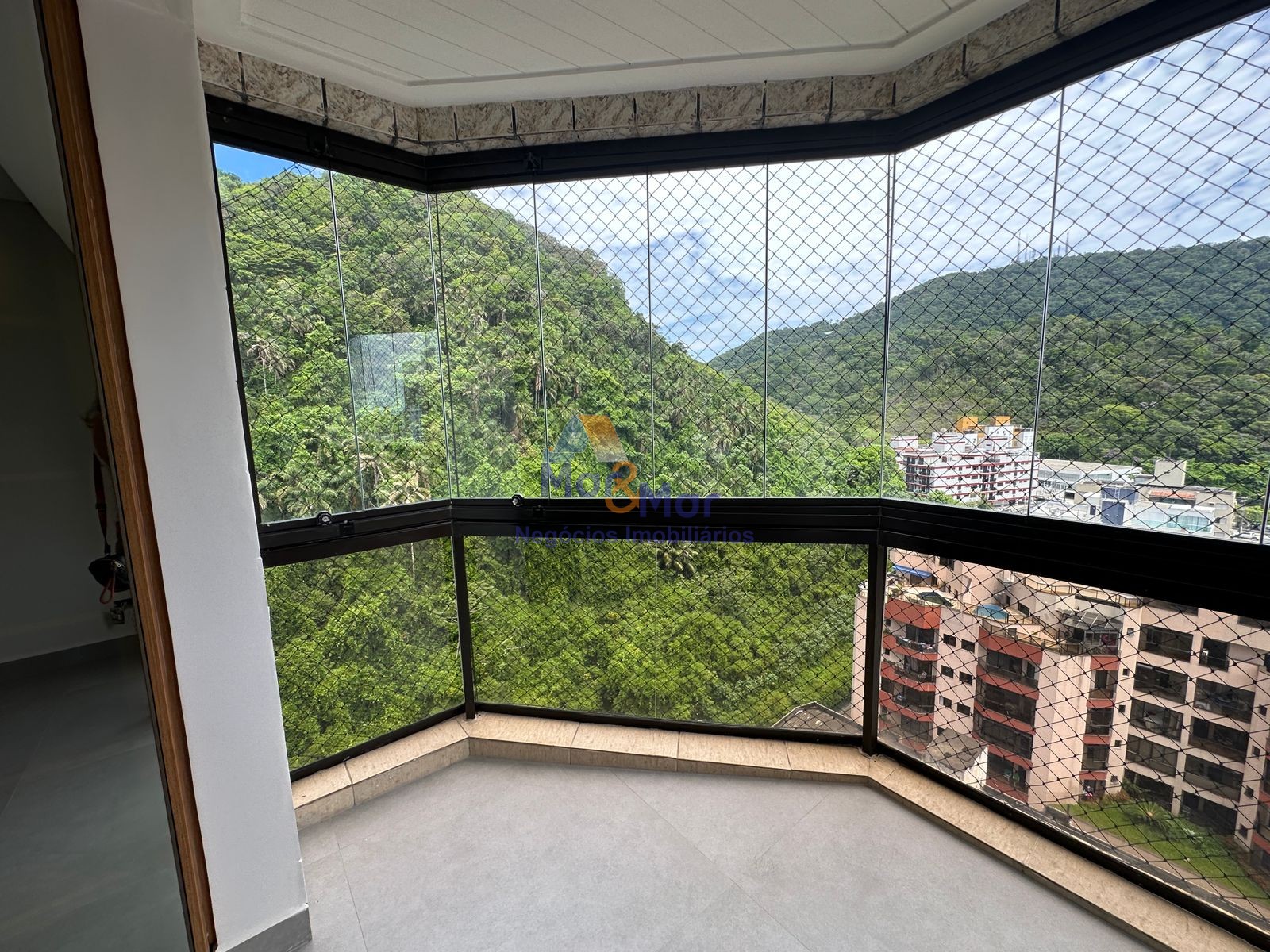 Apartamento na Praia da Enseada, Guarujá - SP
