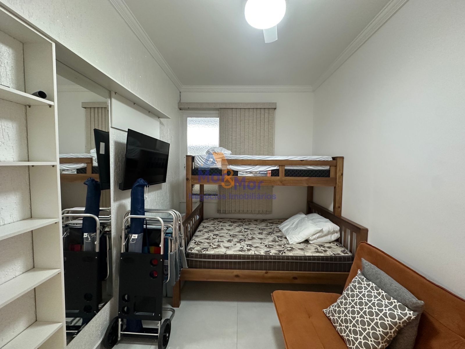 Apartamento na Praia das Pitangueiras, Guarujá - SP