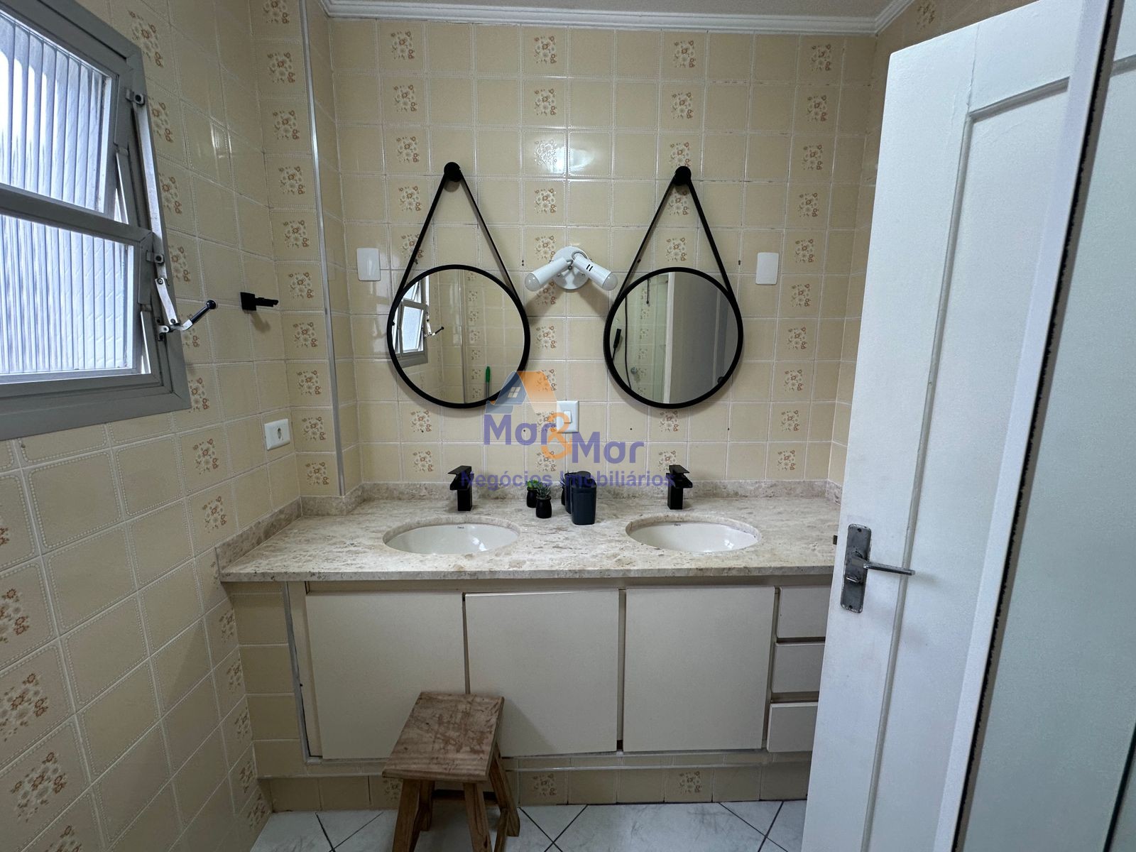 Apartamento na Praia das Pitangueiras, Guarujá - SP