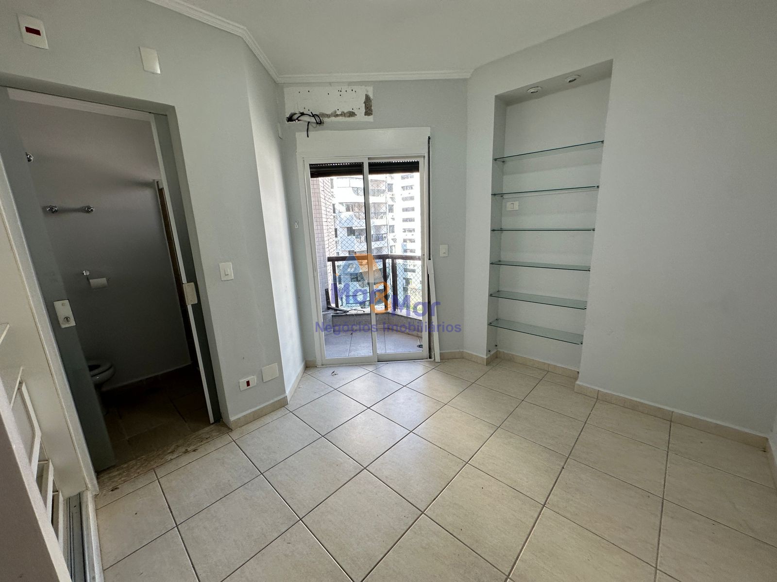 Apartamento na Praia das Pitangueiras, Guarujá - SP