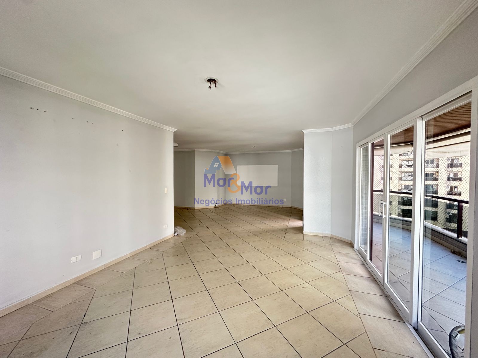 Apartamento na Praia das Pitangueiras, Guarujá - SP
