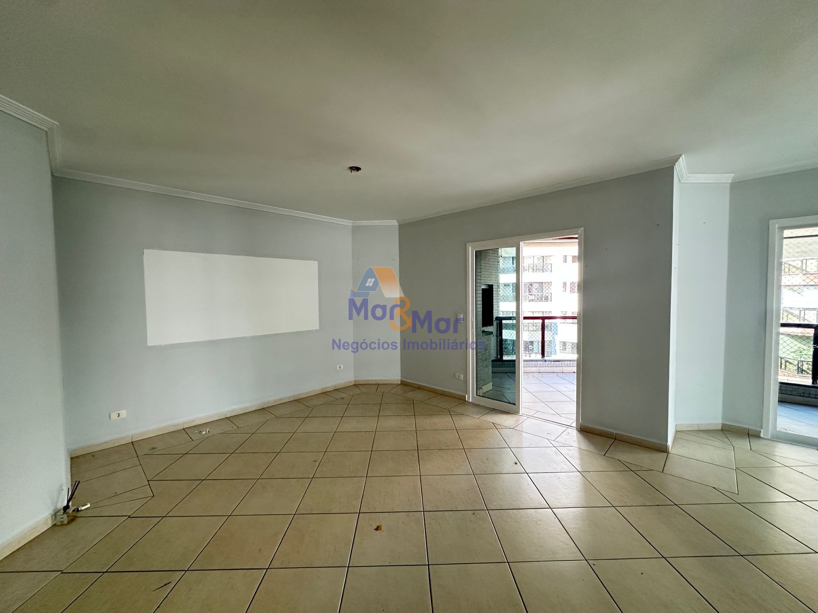 Apartamento na Praia das Pitangueiras, Guarujá - SP
