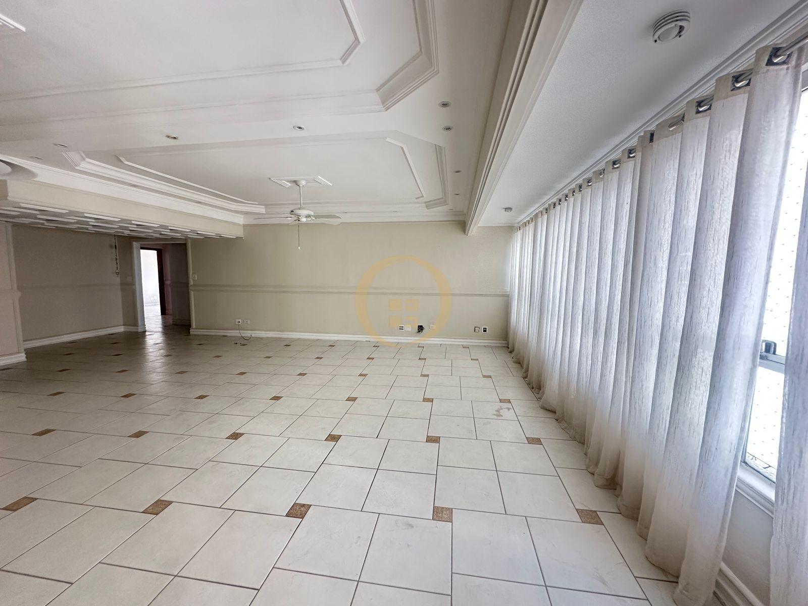 Apartamento à 50 Metros da Praia da Pitangueiras, Guarujá-SP