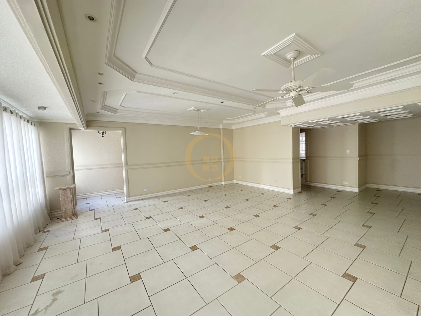 Apartamento à 50 Metros da Praia da Pitangueiras, Guarujá-SP